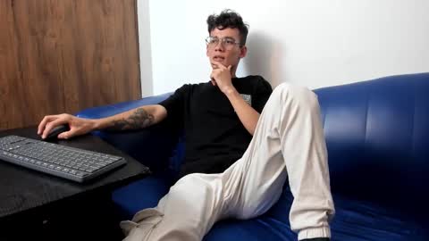 Snapshot of littlemax23 chatting on 11-04-25, 06:18 MAX online show from 11-04-25, 06:18