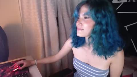 Snapshot of littlenami_ chatting on 09-26-25, 12:58 LAUREN online show from 09-26-25, 12:58