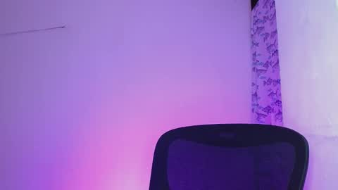 Snapshot of littlextrem chatting on 02-27-25, 04:52 Eros online show from 02-27-25, 04:52