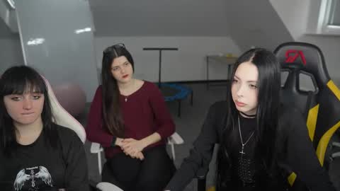 Snapshot of livehub054 chatting on 03-25-26, 11:27 Sheryl online show from 03-25-26, 11:27