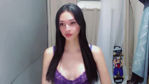 Snapshot of liviacum_ chatting on 04-23-26, 02:19 Lvia online show from 04-23-26, 02:19