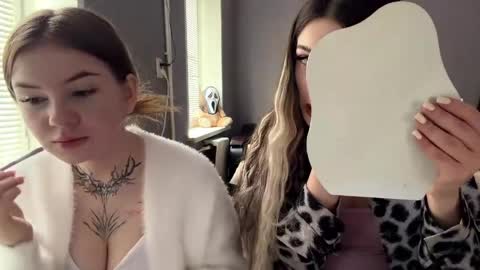 Snapshot of livmassey chatting on 03-27-26, 07:36 Lara and Lora online show from 03-27-26, 07:36