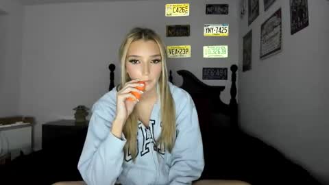Snapshot of livvywinters chatting on 04-09-26, 04:45 Livvy online show from 04-09-26, 04:45