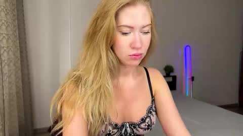 Snapshot of lizabelle_ chatting on 10-19-25, 01:12 Liza online show from 10-19-25, 01:12