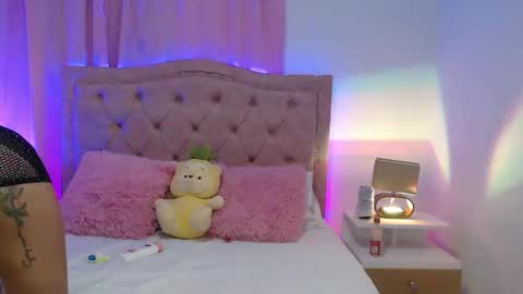 Snapshot of lizbecker_ chatting on 10-19-25, 03:51 Liz Becker online show from 10-19-25, 03:51