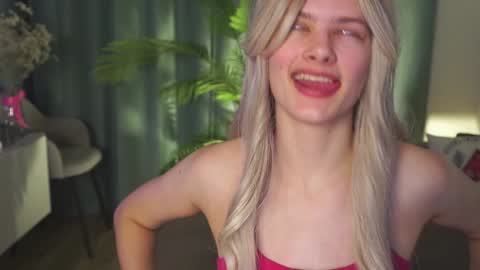 Snapshot of lizbethcoll chatting on 01-12-25, 06:16 Sunnheart online show from 01-12-25, 06:16