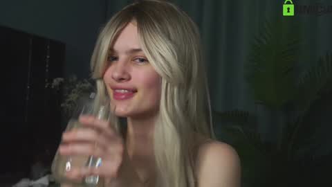 Snapshot of lizbethcoll chatting on 01-18-25, 07:26 Sunnheart online show from 01-18-25, 07:26