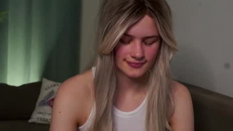 Snapshot of lizbethcoll chatting on 01-23-25, 07:40 Sunnheart online show from 01-23-25, 07:40