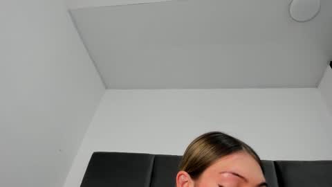 Snapshot of lizz_luna chatting on 10-17-25, 03:47 lizz_luna online show from 10-17-25, 03:47