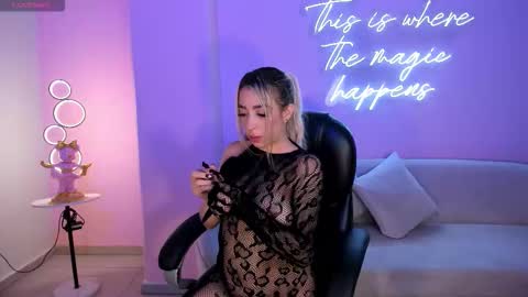 Lizz online show from 10-26-25, 04:07