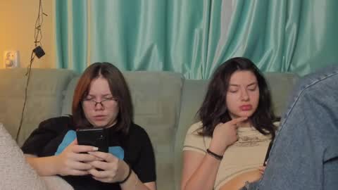 lizzi_muur online show from 01-28-25, 04:41