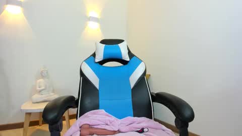 lizzie_williamss online show from 10-03-25, 03:58