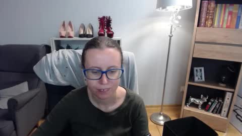 Lizzy online show from 10-21-25, 04:35