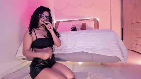 Snapshot of lm_kloeeh chatting on 09-27-25, 01:43 Kloe see you 28-11 to celebrate my birthday online show from 09-27-25, 01:43