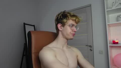 Snapshot of logan_fraser chatting on 10-11-25, 05:28 LOGAN FRASER online show from 10-11-25, 05:28