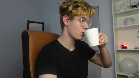 Snapshot of logan_fraser chatting on 10-12-25, 05:50 LOGAN FRASER online show from 10-12-25, 05:50