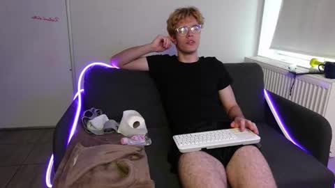 Snapshot of logan_fraser chatting on 10-15-25, 01:44 LOGAN FRASER online show from 10-15-25, 01:44