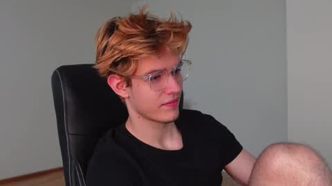 Snapshot of logan_fraser chatting on 10-22-25, 07:19 LOGAN FRASER online show from 10-22-25, 07:19