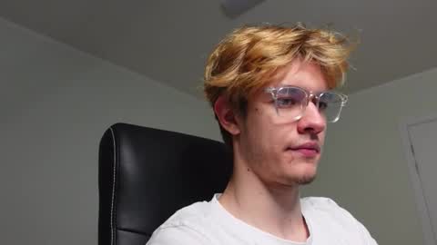 Snapshot of logan_fraser chatting on 10-28-25, 02:53 LOGAN FRASER online show from 10-28-25, 02:53