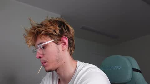 Snapshot of logan_fraser chatting on 10-29-25, 02:30 LOGAN FRASER online show from 10-29-25, 02:30