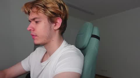 Snapshot of logan_fraser chatting on 11-01-25, 02:30 LOGAN FRASER online show from 11-01-25, 02:30