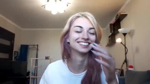 Snapshot of loisepadovano chatting on 09-24-25, 07:33 Amelia online show from 09-24-25, 07:33