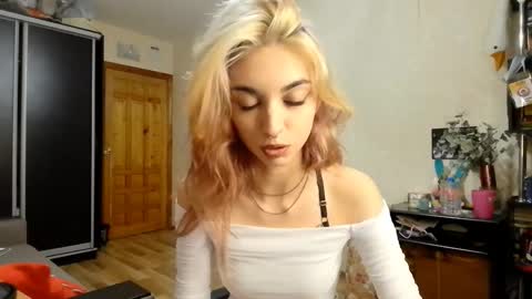 Snapshot of loisepadovano chatting on 10-07-25, 12:19 Amelia online show from 10-07-25, 12:19