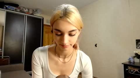 Snapshot of loisepadovano chatting on 10-12-25, 11:59 Amelia online show from 10-12-25, 11:59