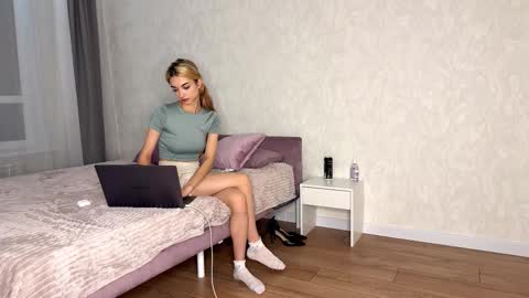 Snapshot of loisepadovano chatting on 11-02-25, 12:13 Amelia online show from 11-02-25, 12:13