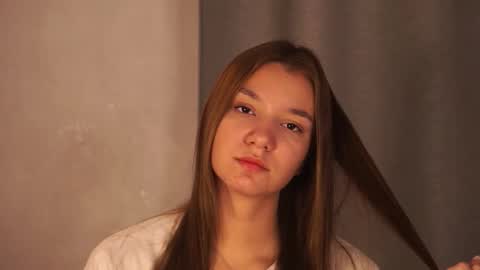 Snapshot of loiskapoi chatting on 10-16-25, 07:15 Elza online show from 10-16-25, 07:15