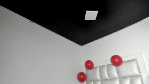 lola_js online show from 04-24-26, 11:56