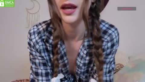 Snapshot of lolariv chatting on 10-31-25, 12:33 Lola 3 online show from 10-31-25, 12:33