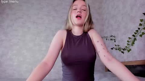 Mia online show from 11-11-25, 04:34