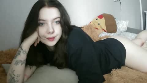 Snapshot of lollylol11 chatting on 10-10-25, 08:57 Lilly online show from 10-10-25, 08:57