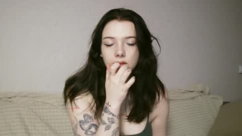 Snapshot of lollylol11 chatting on 11-03-25, 03:24 Lilly online show from 11-03-25, 03:24