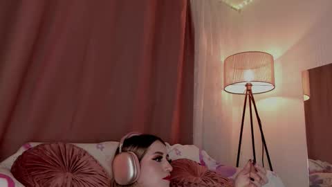 Snapshot of lollypetitte_ chatting on 12-23-25, 05:49 Lolly online show from 12-23-25, 05:49