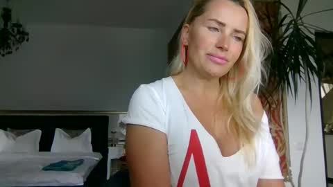 Snapshot of lollyta2023 chatting on 10-13-25, 12:05 Roxy online show from 10-13-25, 12:05