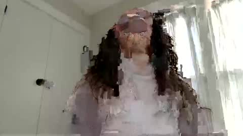 Snapshot of lolo_baby_ chatting on 10-27-25, 06:23 Lolo online show from 10-27-25, 06:23