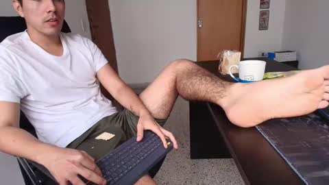 Snapshot of looki_16 chatting on 10-12-25, 04:06 looki 16 online show from 10-12-25, 04:06