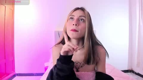 Snapshot of loolii_pink chatting on 09-15-25, 01:22 Loly online show from 09-15-25, 01:22