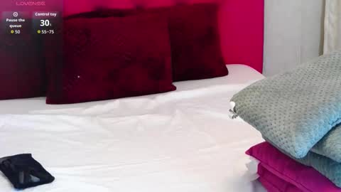 loradelniro1 online show from 09-23-25, 12:19