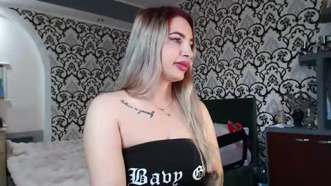 Queen LoraSinClare online show from 05-08-26, 07:46