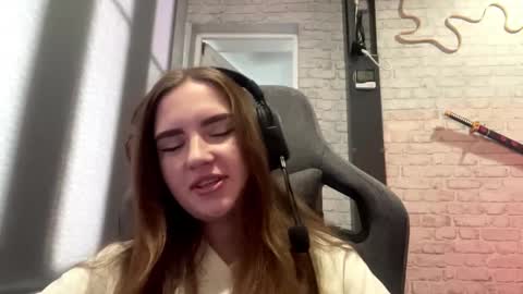 Snapshot of loreanyeatman chatting on 10-14-25, 05:19 Molly online show from 10-14-25, 05:19