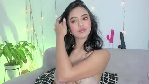 Snapshot of lorens_martin chatting on 02-18-26, 01:01 L O R E N online show from 02-18-26, 01:01