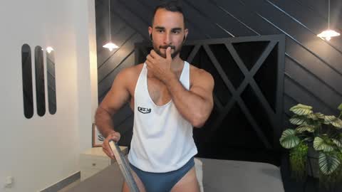  L O R E N Z O  Thumbs Up help  online show from 01-07-25, 05:31