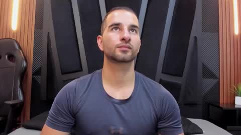  L O R E N Z O  Thumbs Up help  online show from 10-01-25, 05:41