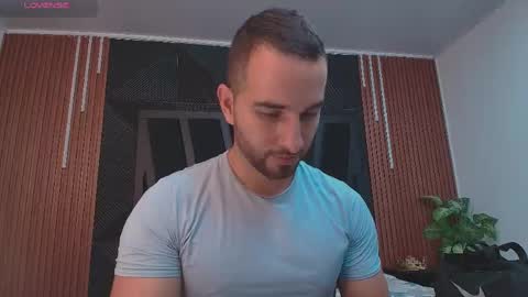  L O R E N Z O  Thumbs Up help  online show from 05-01-26, 05:39