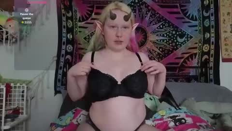 Snapshot of loricritter2 chatting on 05-09-26, 10:15 Lori Critter online show from 05-09-26, 10:15