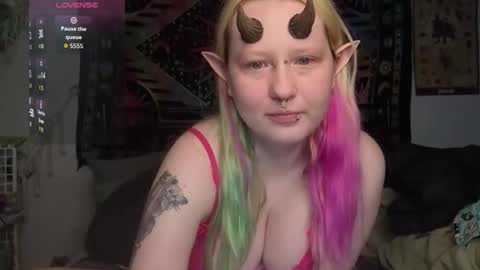 Snapshot of loricritter2 chatting on 05-10-26, 10:20 Lori Critter online show from 05-10-26, 10:20