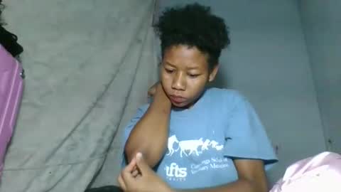 Snapshot of louane98 chatting on 03-10-26, 03:11 louane98 online show from 03-10-26, 03:11